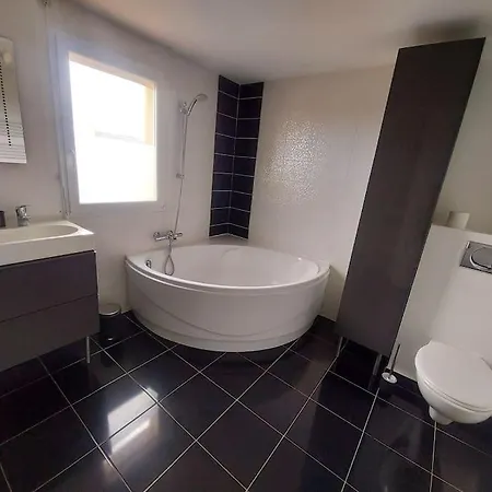 Maison Lumineuse, Quartier Calme, Proche Mer, 8 Personnes